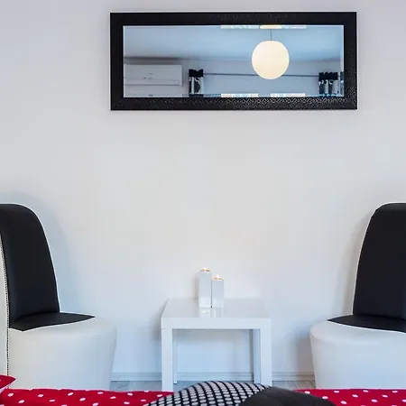 Fifi W. Parking In Old Town Apartment